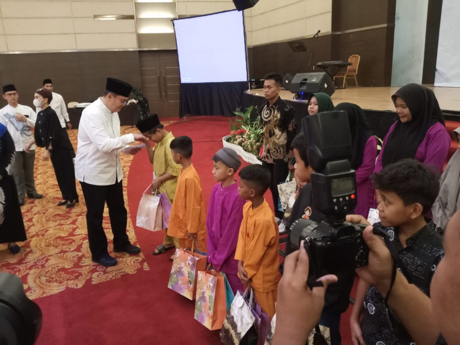 Buka Puasa Bersama IKSS, Kapolda Riau Santuni Belasan Anak Yatim