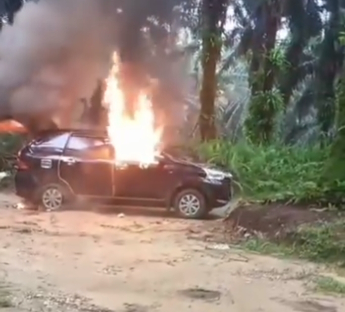Massa Mengamuk dan Bakar Mobil Pencuri Sawit di Singingi Hilir