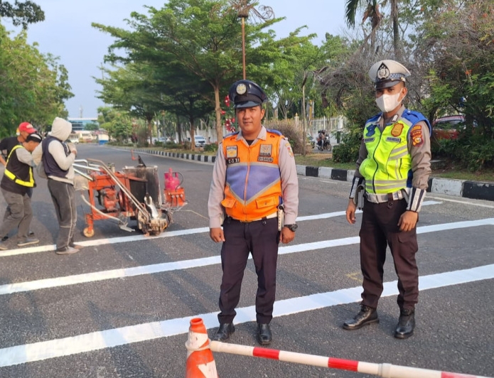 Polisi Pasang Marka Pita Penggaduh Cegah Aksi Balap Liar di Pekanbaru