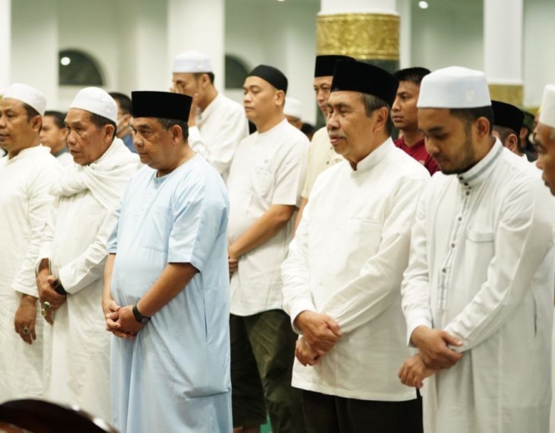 Gubri dan Wagubri Salat Tarawih Pertama Ramadan 1444 H di Masjid Agung An-Nur