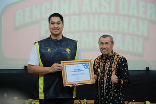 Gubernur Riau Syamsuar Terima Penghargaan RAD dari Menpora