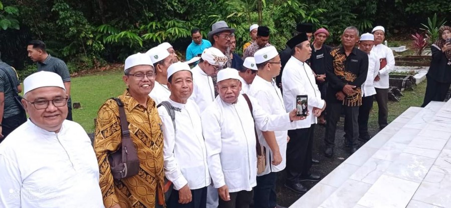 Gubri Syam dan Keluarga Rohul Ziarahi Makam Tuanku Tambusai di Malaysia
