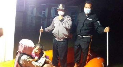 Banjir Rendam Perumahan, Warga Pekanbaru Dievakuasi Pakai Perahu Karet 