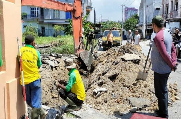 Aspirasi Masyarakat Dikabulkan, Hamdani Pantau Langsung Perbaikan Saluran Air di Marpoyan Damai