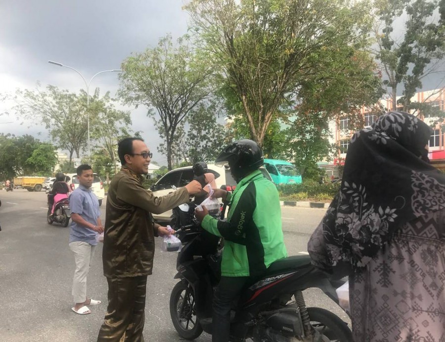 Jumat Barokah, BPJS Kesehatan Cabang Pekanbaru Berbagi Takjil