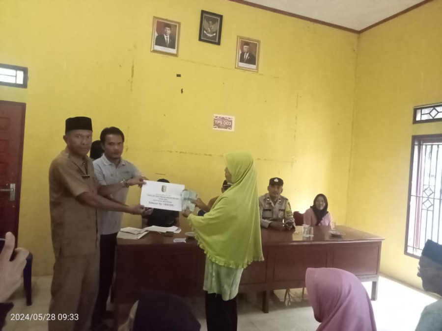 Pemdes Serahkan BLT DD 2024 pada 18 KMP di Desa Pulau Kedundung