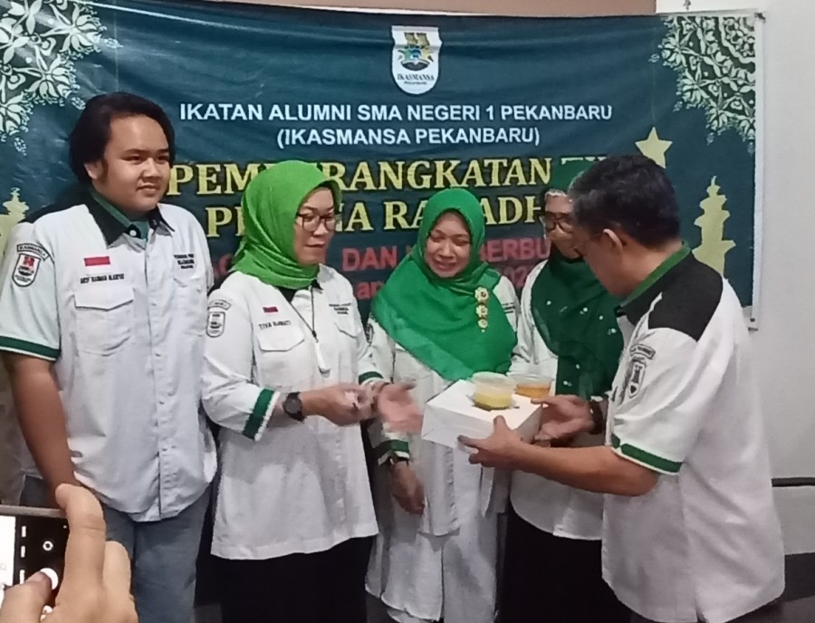 Selain Santunan, Ikasmansa Pekanbaru juga Berbagi Takjil dan Makanan