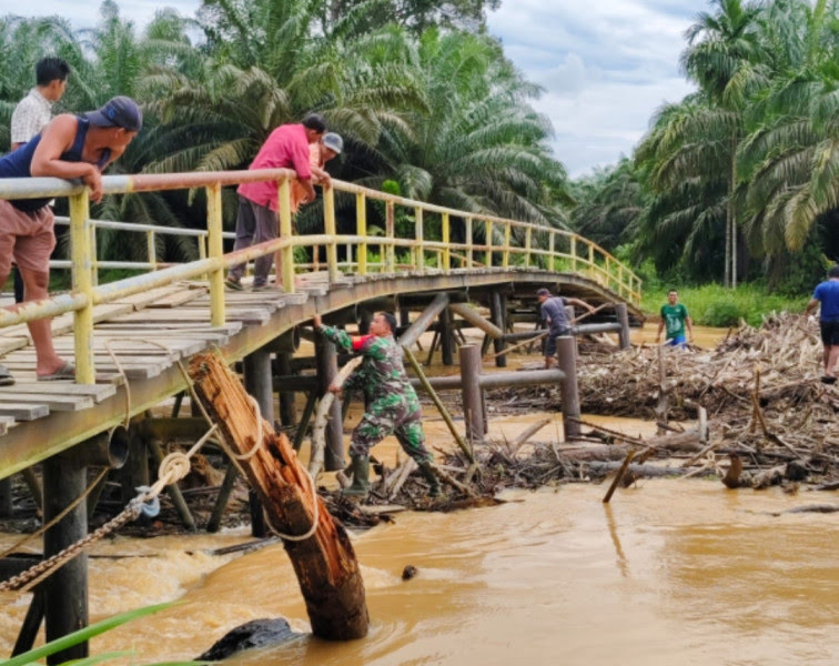 Jembatan di Desa Beligan Inhu Roboh Dihantam Banjir
