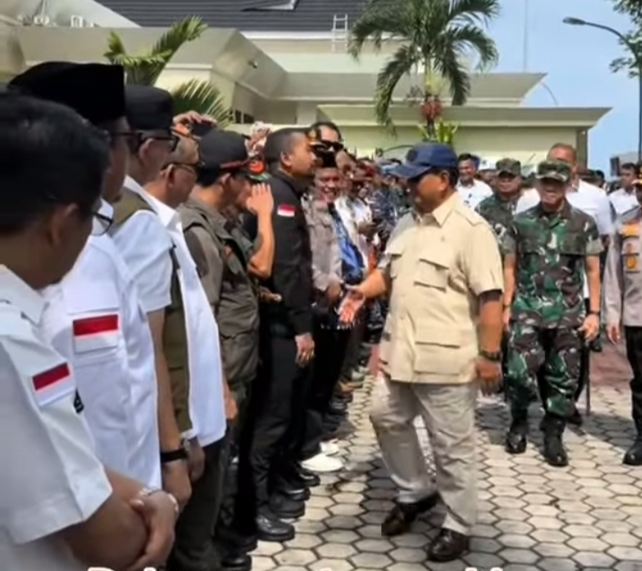 Prabowo Kunjungi Sumbar Salurkan Bantuan untuk Korban Banjir Bandang