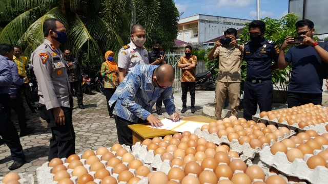 7.100 Butir Telur Impor Ilegal Asal Malaysia Dihibahkan ke Masyarakat Riau