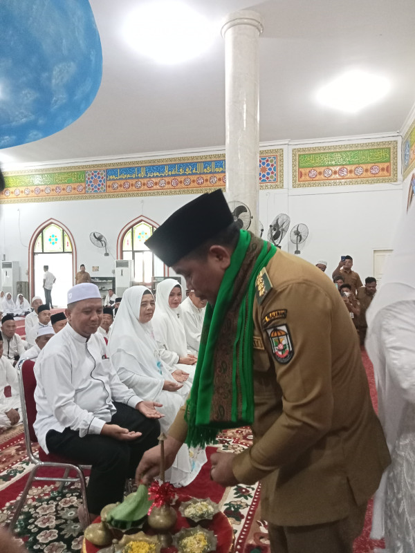 Lepas 336 JCH, Bupati Zukri Ingatkan Jemaah Jaga Kesehatan