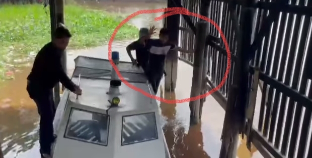 Digerebek Polisi Siang Bolong, Pelaku Narkoba di Kampung Dalam Nyebur ke Sungai