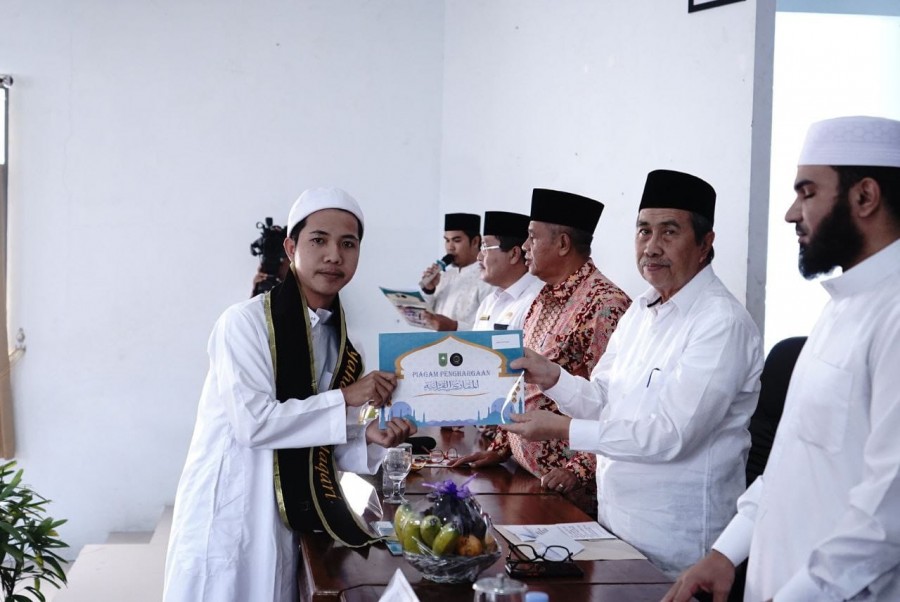 Gubri Serahkan Syahadah kepada Santri dan Pengasuh Maqari