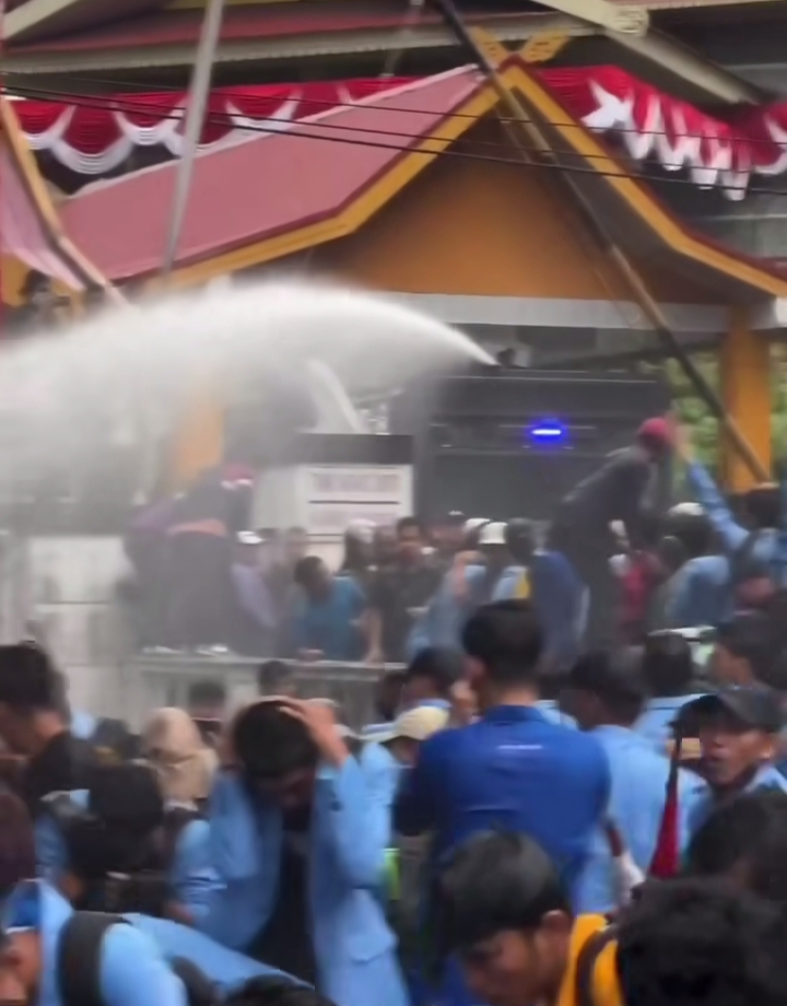 Demo Tolak Revisi UU Pilkada di Pekanbaru Diwarnai Aksi Lempar Botol