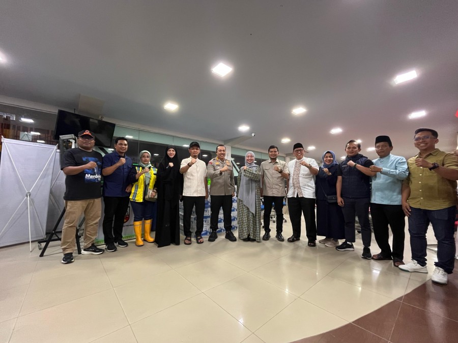 Bantu Korban Banjir di Pekanbaru, Anggota DPD RI Asal Riau Serahkan 1.000 Paket Sembako