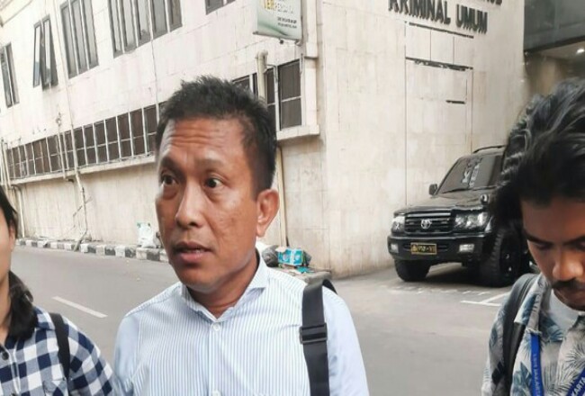 Novel Dituding Rekayasa Penyiraman Air Keras, Tetangganya Tantang Dewi Buktikan Tuduhan