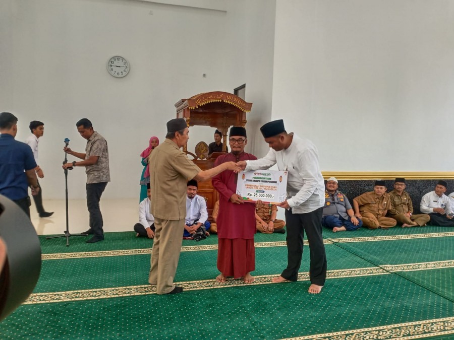 Gubri Syamsuar Salurkan Bantuan BRKS untuk Masjid Mukminin Inhil
