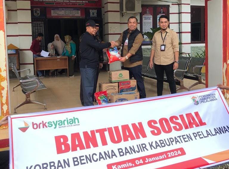 BRK Syariah Beri Bantuan Program Dabamas untuk Korban Banjir Pelalawan