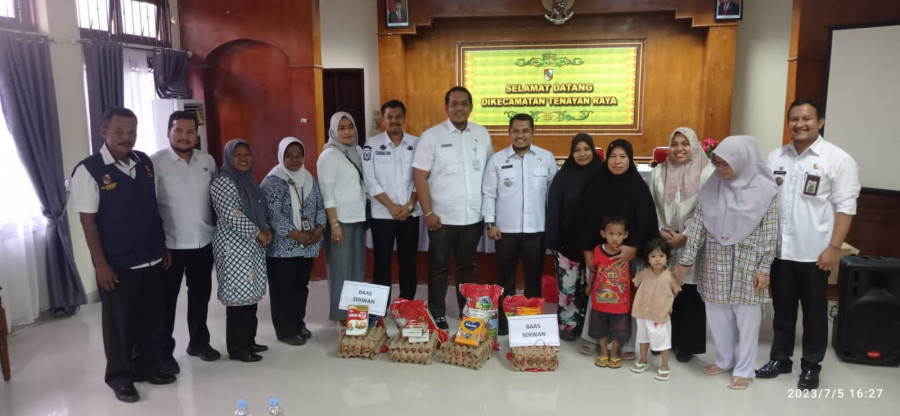 Sekwan DPRD Pekanbaru Jadi Bapak Asuh 5 Anak Kurang Gizi