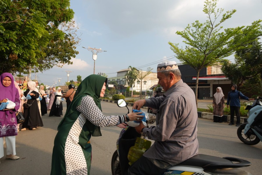 Ramadan Penuh Berkah, DWP Kuansing Bagikan Takjil kepada Masyarakat