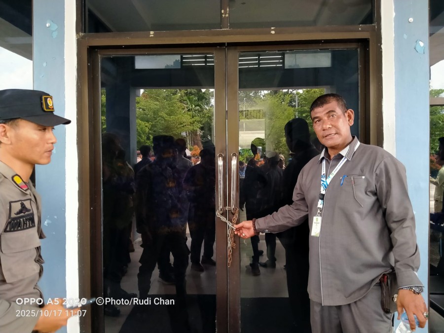 Kadis Tak Mau Mundur, Kantor Dishub Bengkalis Digembok Massa