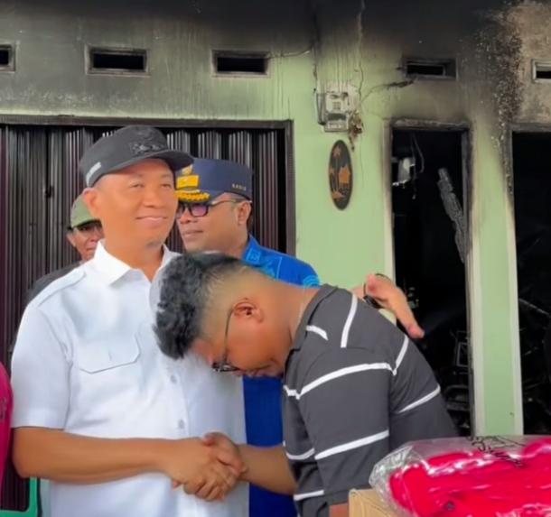 Pemko Pekanbaru Serahkan Bantuan Darurat untuk Korban Kebakaran di Kulim
