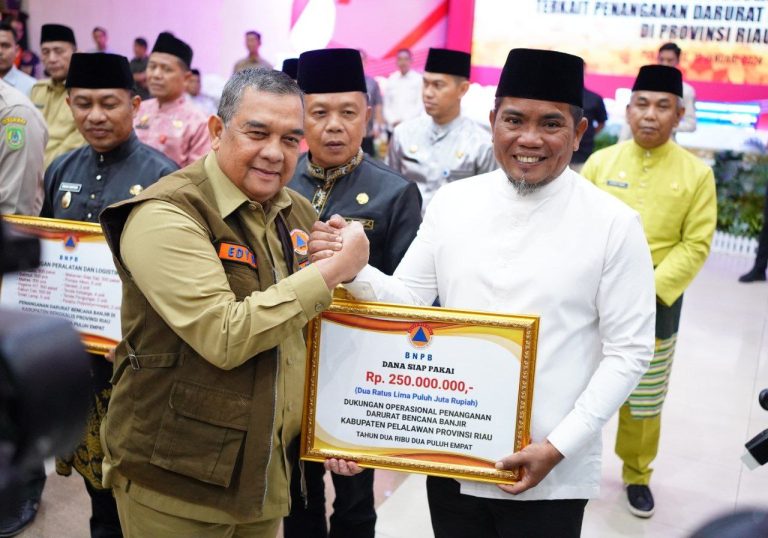 Pemkab Pelalawan Terima Bantuan DSP untuk Penanganan Banjir Rp 250 Juta