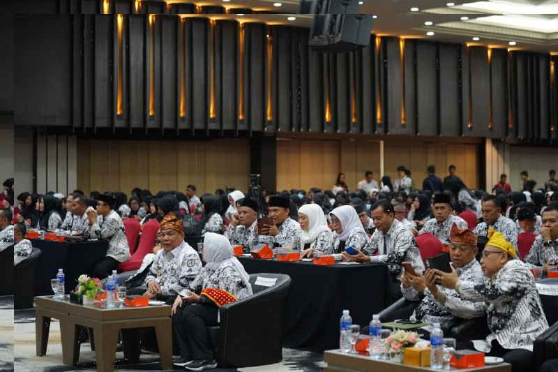 Pj Gubri Minta PGRI Majukan Mutu Pendidikan Riau