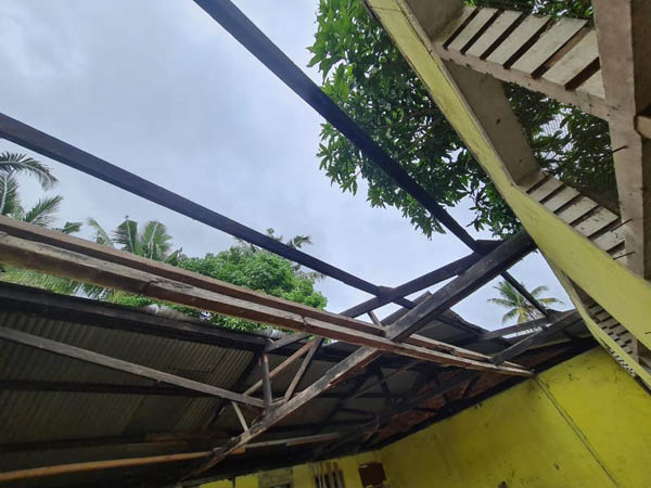 Dibongkar Maling, 30 Lembar Atap Seng SDN 005 Kampar Hilang