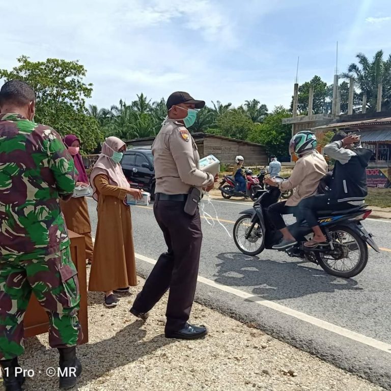 Cegah Corona, Pemdes Kuala Semundam Bagi-bagi Masker Kepada Warga 