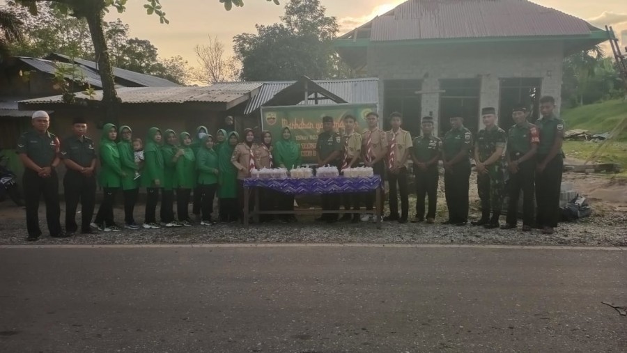 Koramil 08/KM Berbagi 150 Paket Takjil  dengan Masyarakat