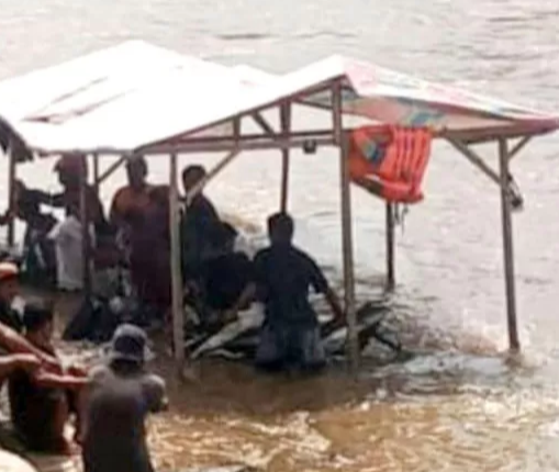 Rakit Penyeberangan di Sungai Rokan Tenggelam, Penumpang Panik Selamatkan Diri