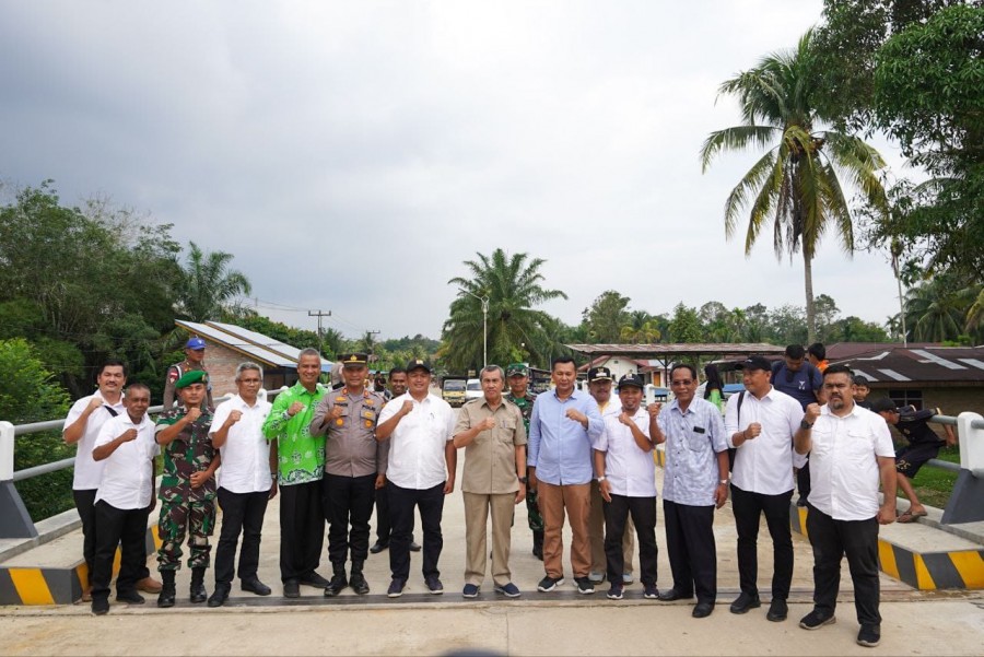 Jembatan Sei Palis dan Sei Kubu Rokan IV Koto Diresmikan Gubernur Riau