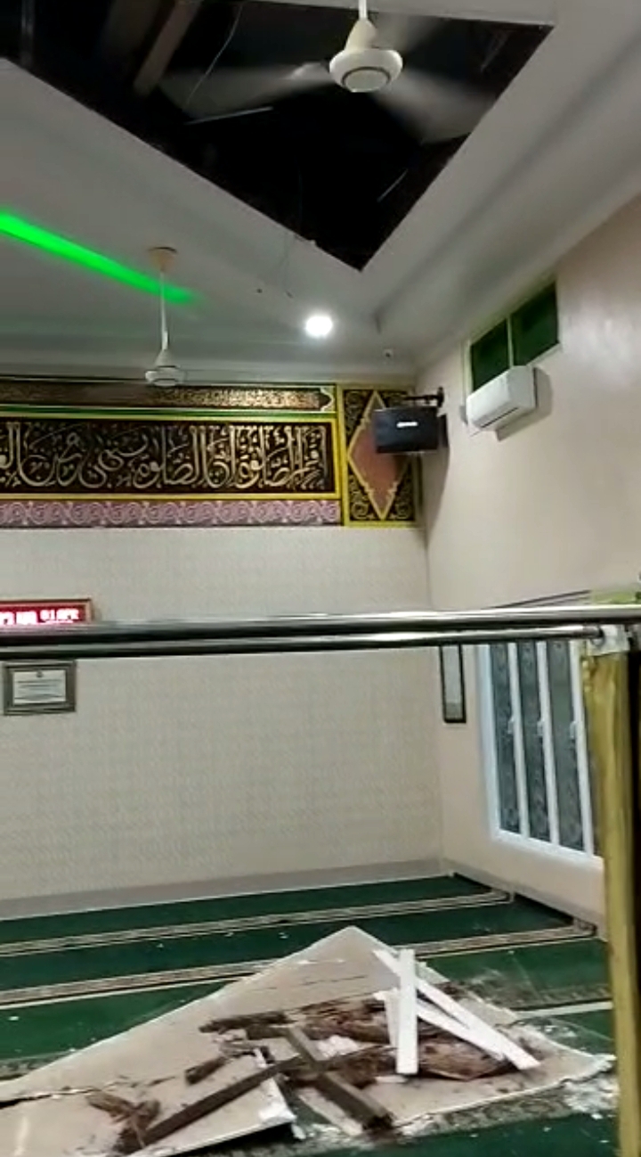 Ledakan Kilang Minyak Dumai Rusak Rumah Warga dan Masjid