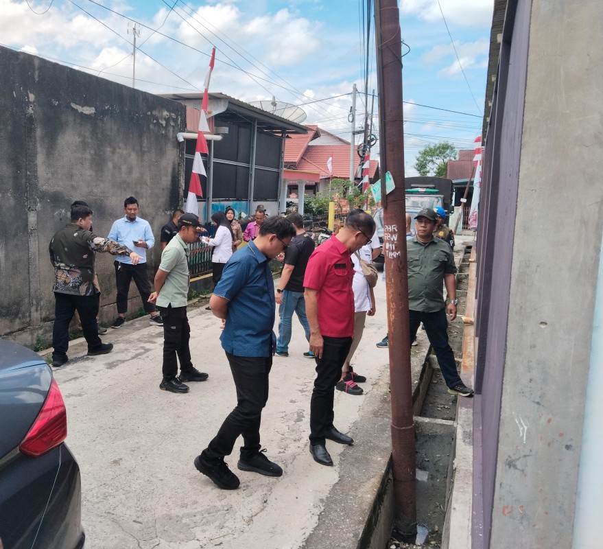Terlalu, Komisi I Temukan Tiang Provider Berdiri di Dalam Parit Warga