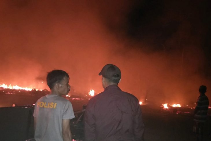 20 Kios Ludes Terbakar di Pasar Rumbai Inhil
