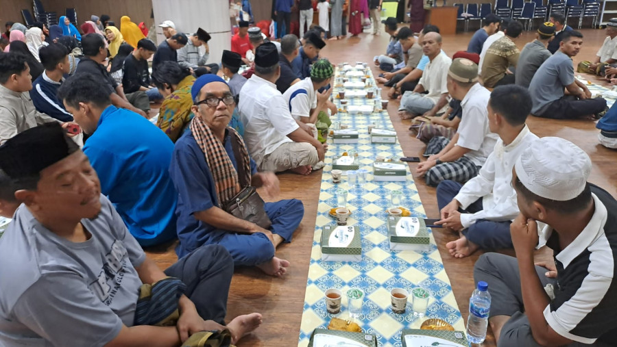 Pj Gubri Sedekah Seribu Paket Buka Puasa di Masjid Raya An Nur