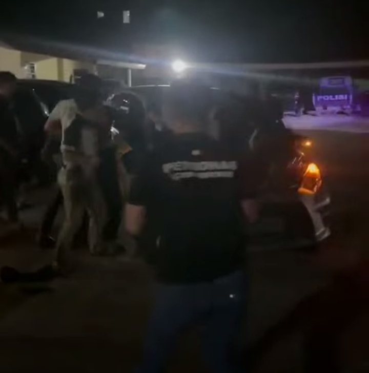 Polda Riau Buru 7 Debt Collector Usai Aksi Brutal di Halaman Polsek Bukit Raya
