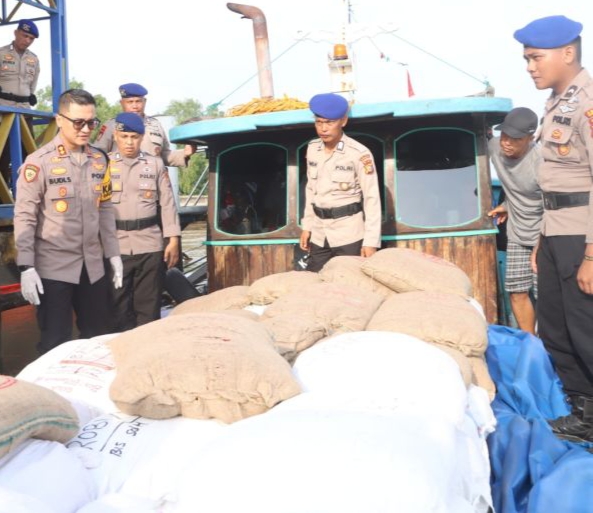 Satpolairud Inhil Gagalkan Penyelundupan Sembako Ilegal di Perairan Bekawan