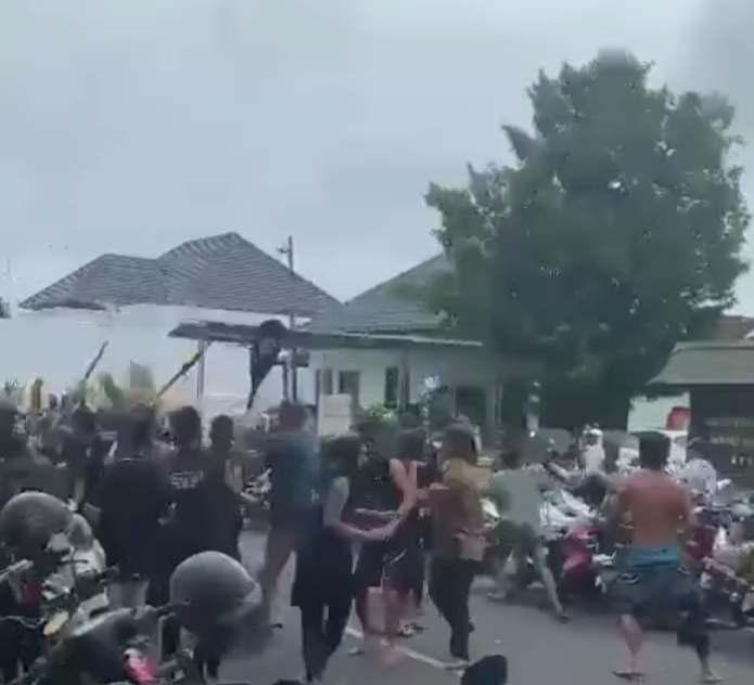 Pacu Jalur di Rengat Ricuh, Dua Kubu Saling Pukul Gunakan Dayung