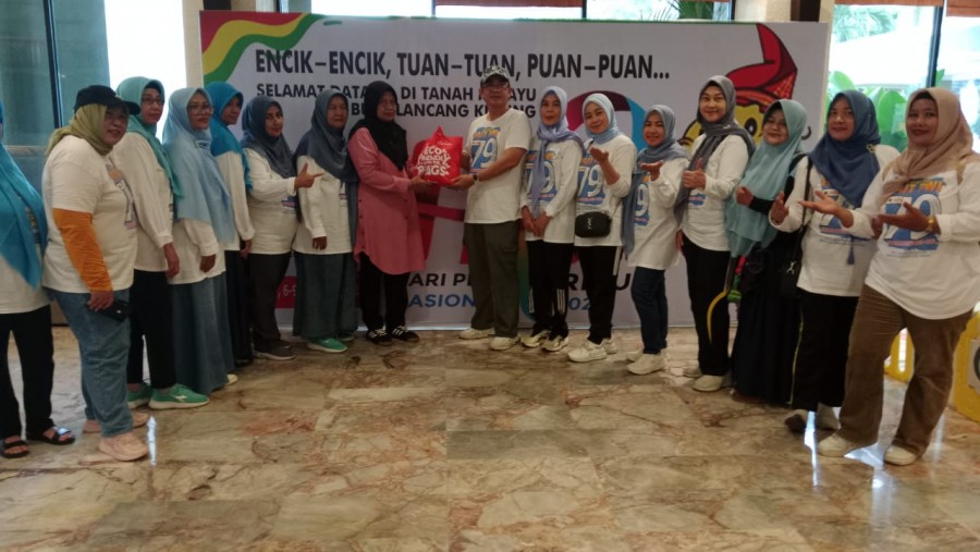 Puncak HPN 2025, Ketua PWI Riau Serahkan Bingkisan ke Keluarga Wartawan Kurang Mampu