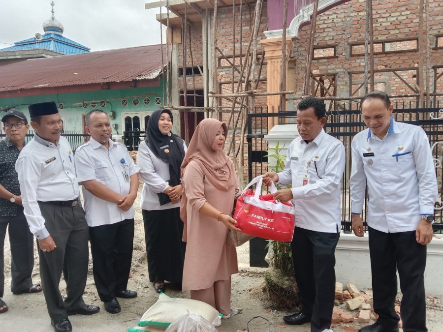 Pemko Pekanbaru Serahkan Bantuan Korban Kebakaran di Sialang Munggu