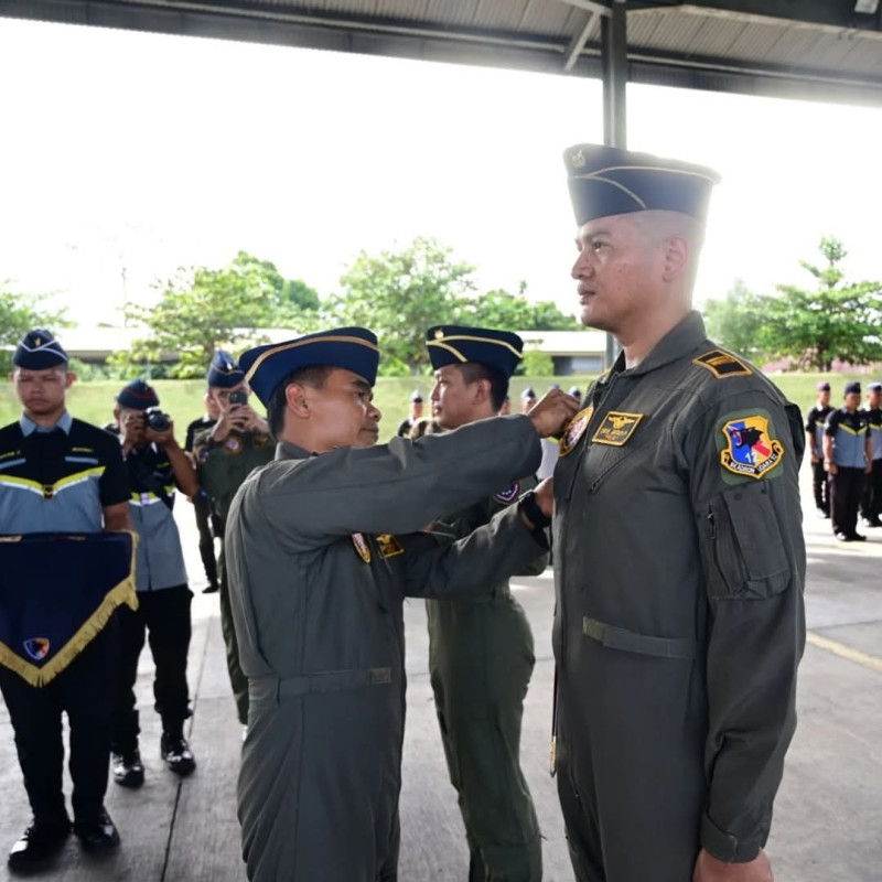 Dua Penerbang Tempur Lanud Rsn Terima Badge 3000 dan 1000 Jam Terbang