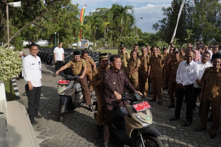 Bupati Kuansing Serahkan 108 Unit Sepeda Motor pada Perangkat Desa