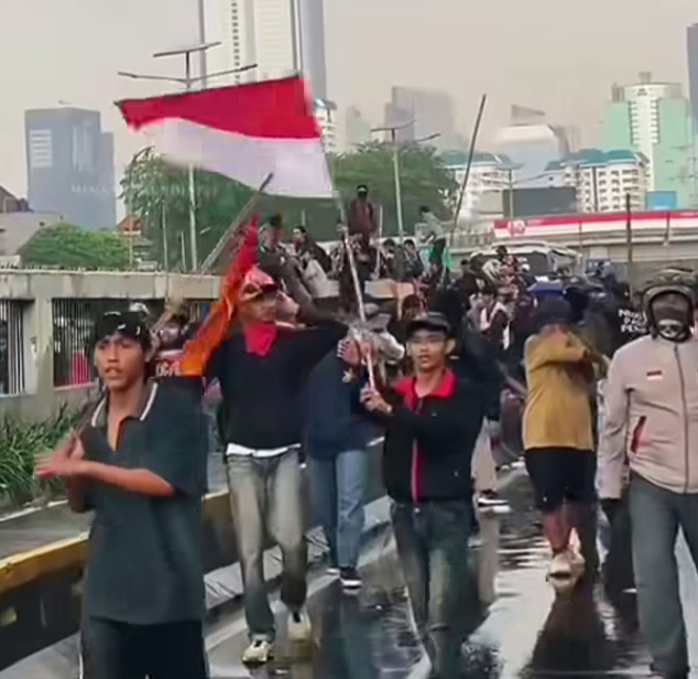 Mahasiswa Geruduk DPR, Bambu Runcing dan Api Kobarkan Aksi Protes