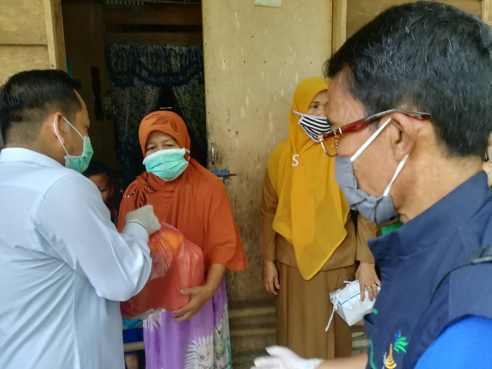 Pemerintah Kabupaten Pelalawan Menyerahkan Paket Sembako Kepada Kaum Dhuafa
