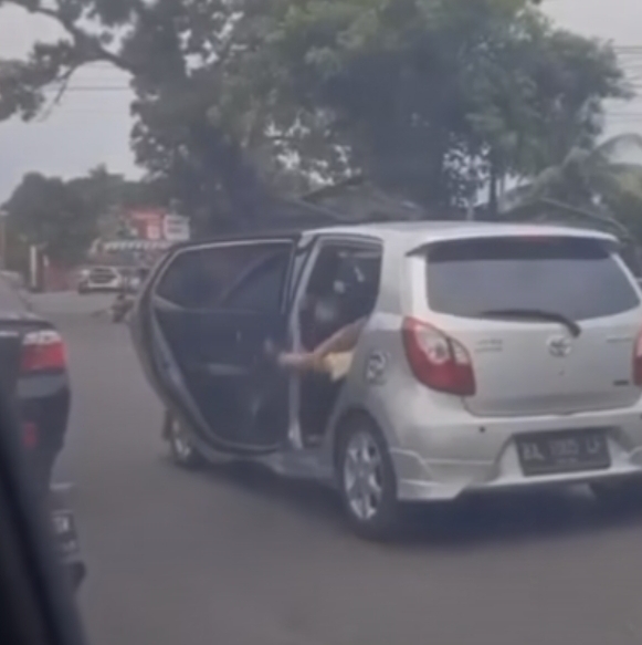 Hebohkan Jagat Maya, Wanita Minta Tolong Dalam Mobil di Padang Ternyata KDRT
