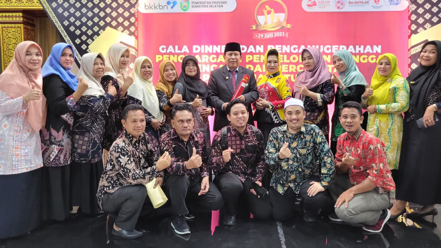 Bupati Rohul Terima Penghargaan Manggala Karya Kencana