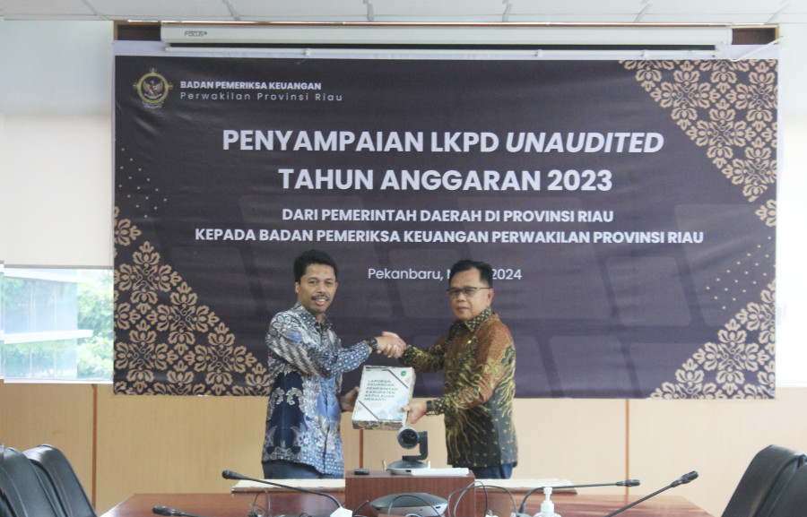 Plt Bupati Asmar Serahkan LKPD Tahun 2023 ke BPK