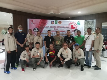 Peringati HUT ke 73, Satpol PP Riau Berbagi Sembako untuk Warga dan Panti Asuhan